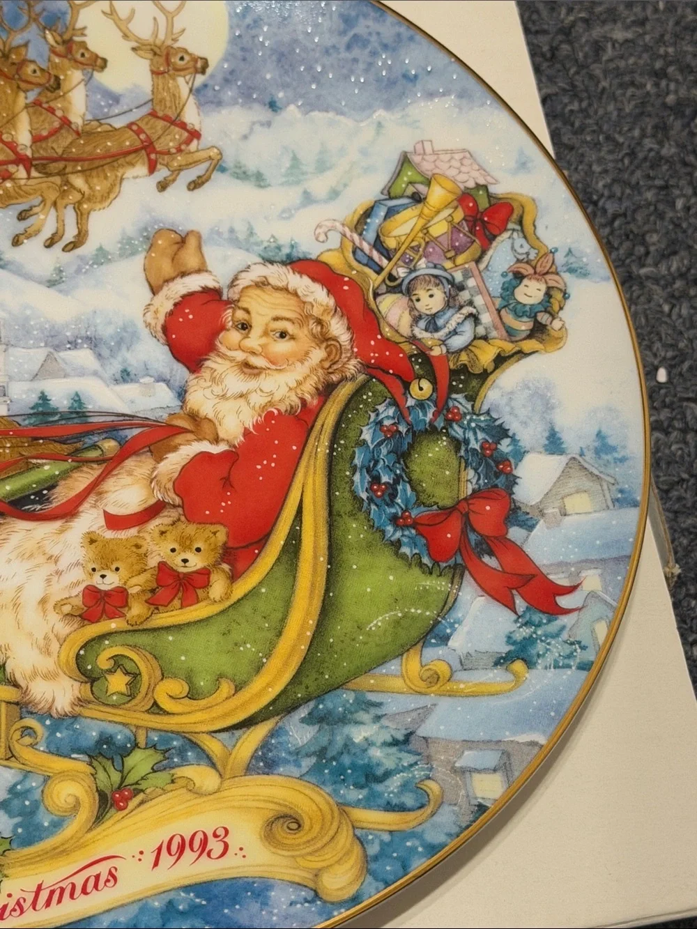 Avon 1993 Holiday Plate with 22K gold rim. Santa Sleigh Scen